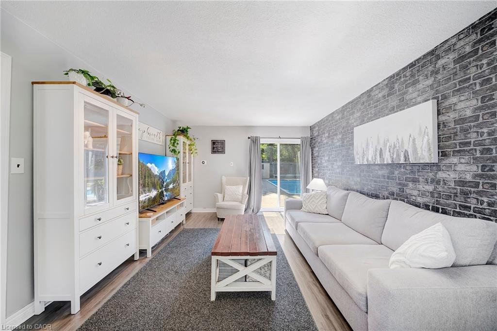 23 Bismark Drive, Cambridge, ON - Indoor Photo Showing Living Room
