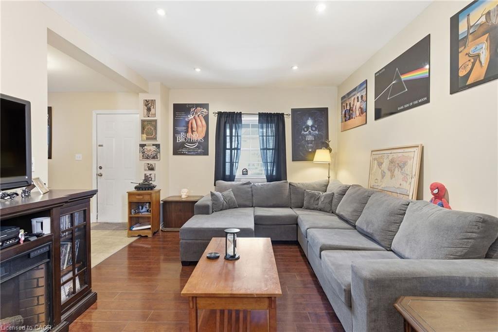 132 1/2 Lake Street, St. Catharines, ON - Indoor Photo Showing Living Room