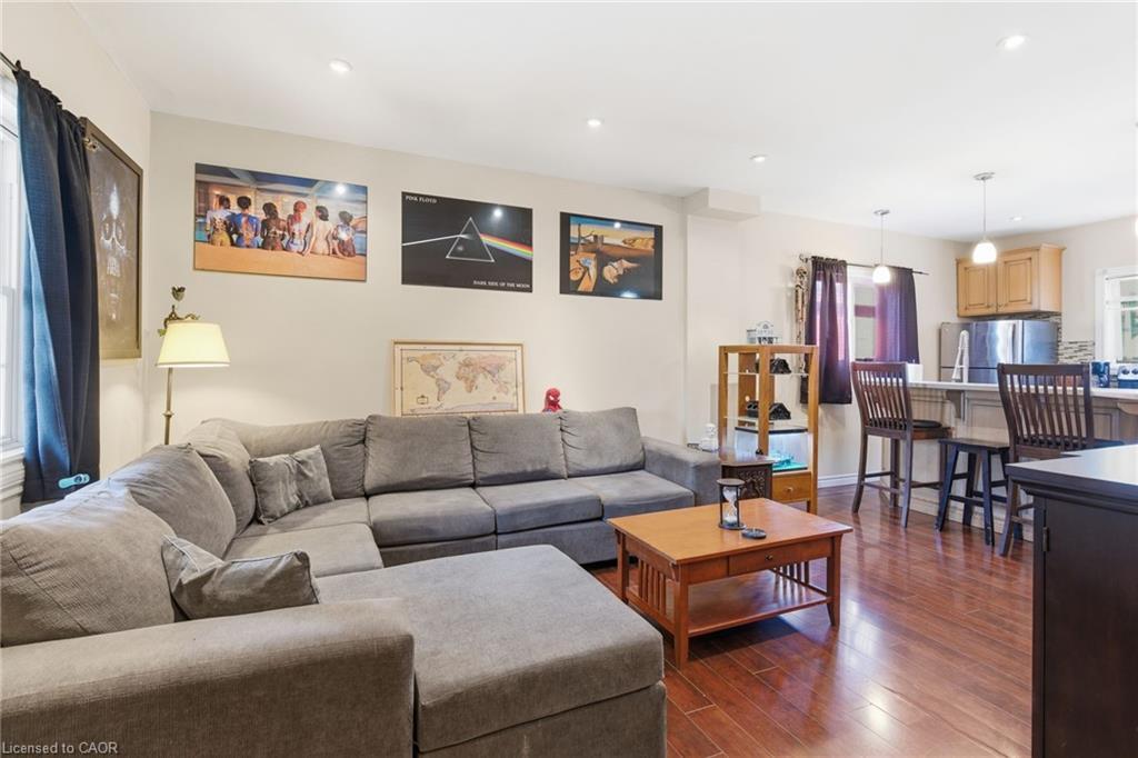 132 1/2 Lake Street, St. Catharines, ON - Indoor Photo Showing Living Room