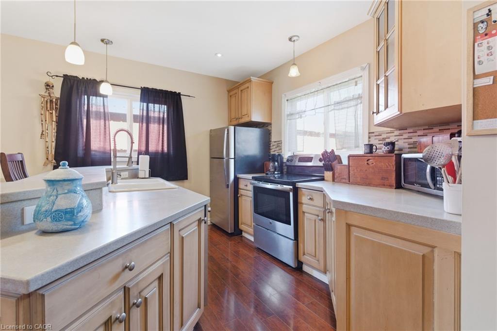 132 1/2 Lake Street, St. Catharines, ON - Indoor Photo Showing Kitchen