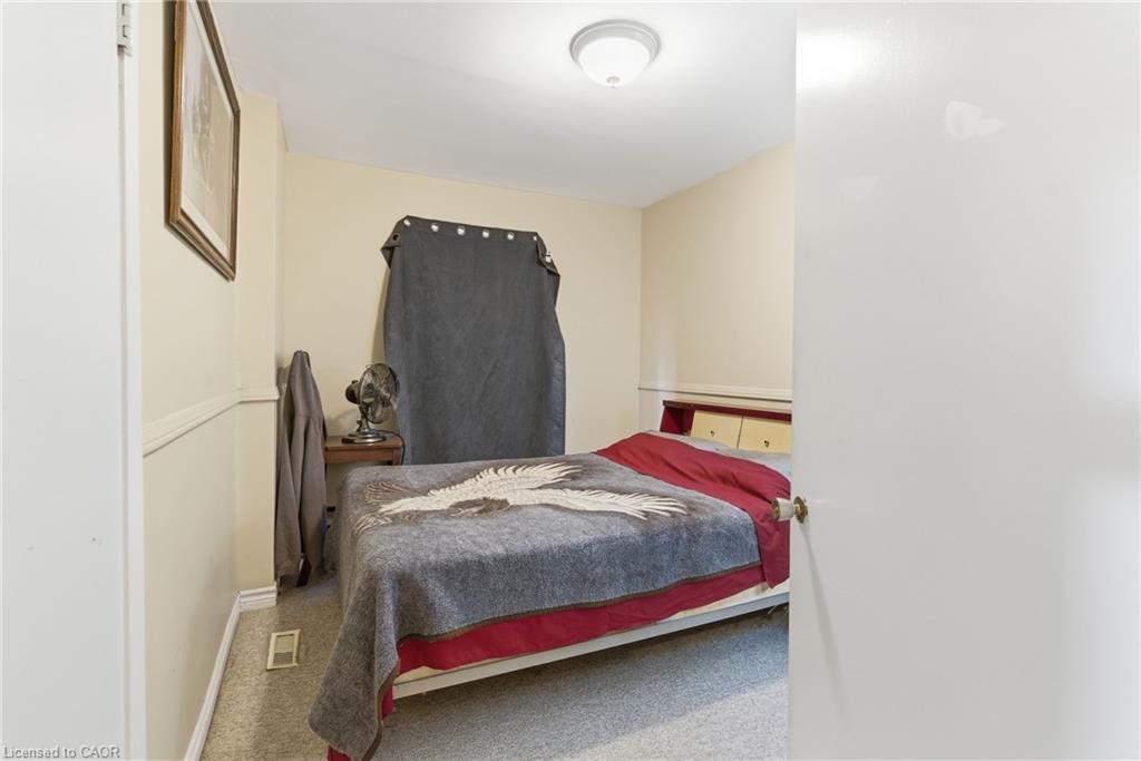 132 1/2 Lake Street, St. Catharines, ON - Indoor Photo Showing Bedroom