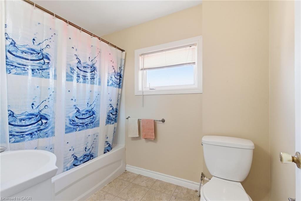 132 1/2 Lake Street, St. Catharines, ON - Indoor Photo Showing Bathroom