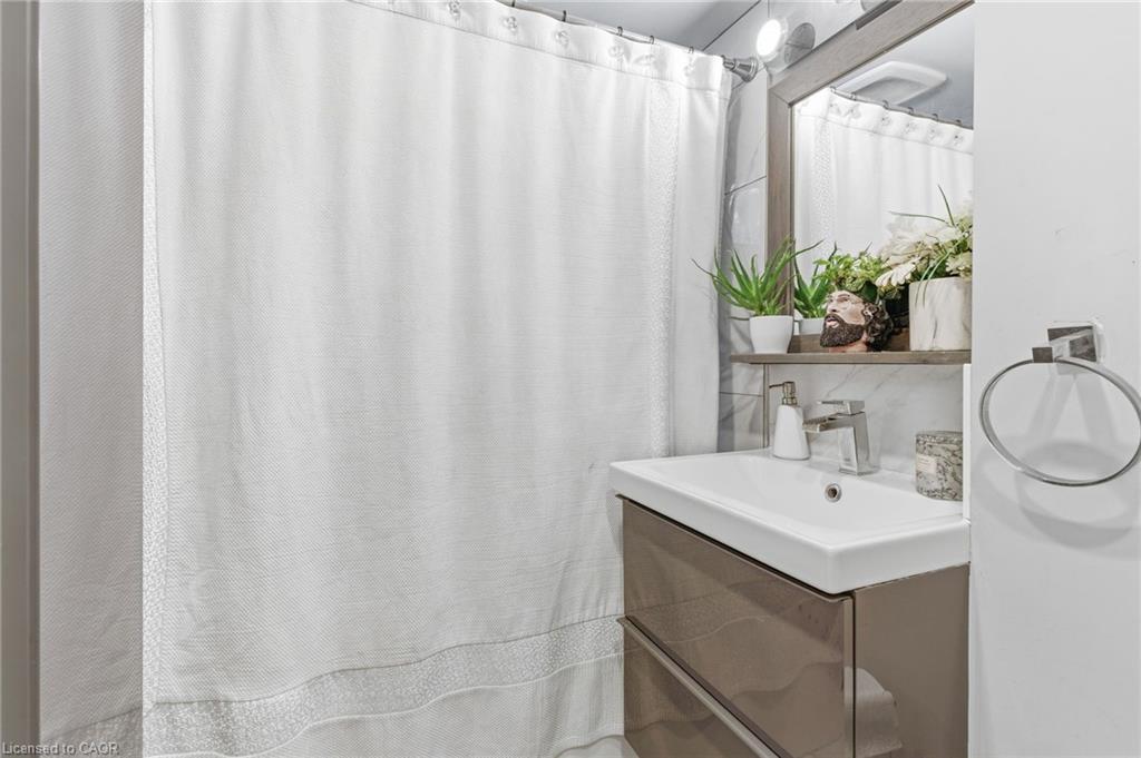 272 Grey Street, Brantford, ON - Indoor Photo Showing Bathroom
