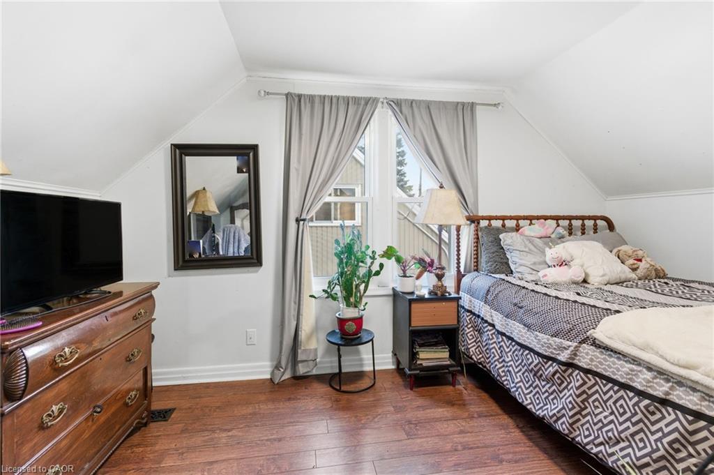 272 Grey Street, Brantford, ON - Indoor Photo Showing Bedroom