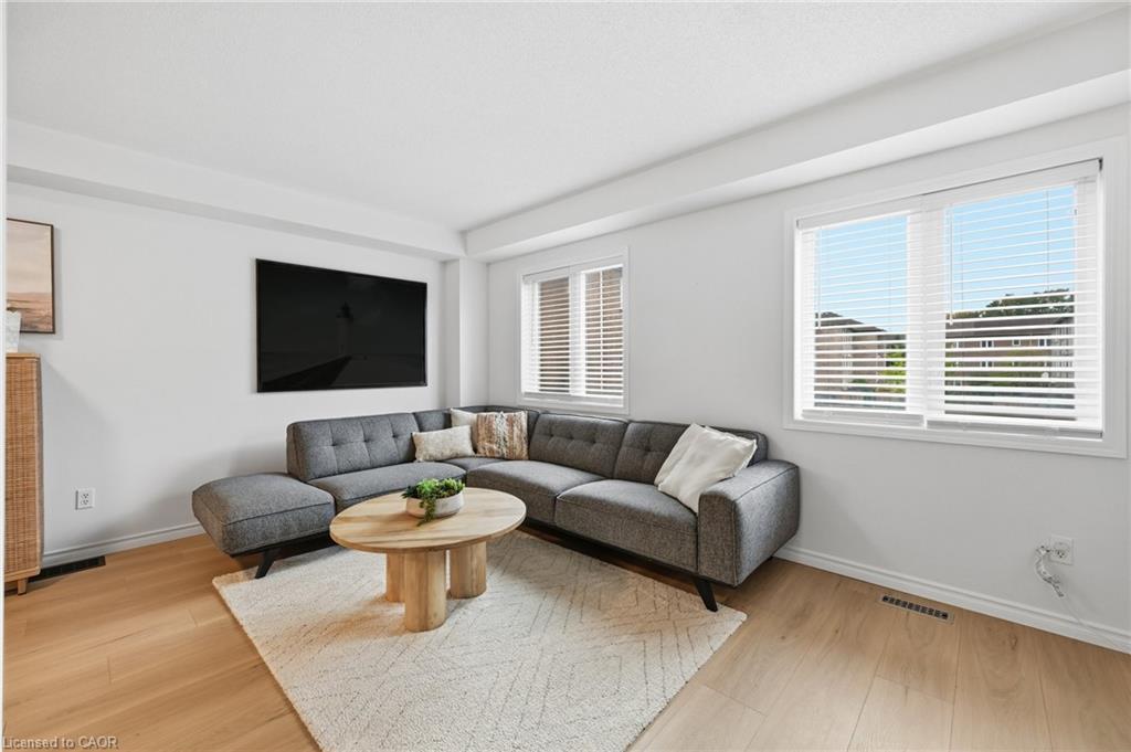 45-470 Beach Boulevard, Hamilton, ON - Indoor Photo Showing Living Room