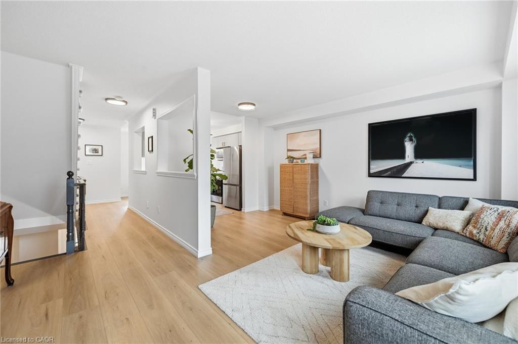45-470 Beach Boulevard, Hamilton, ON - Indoor Photo Showing Living Room
