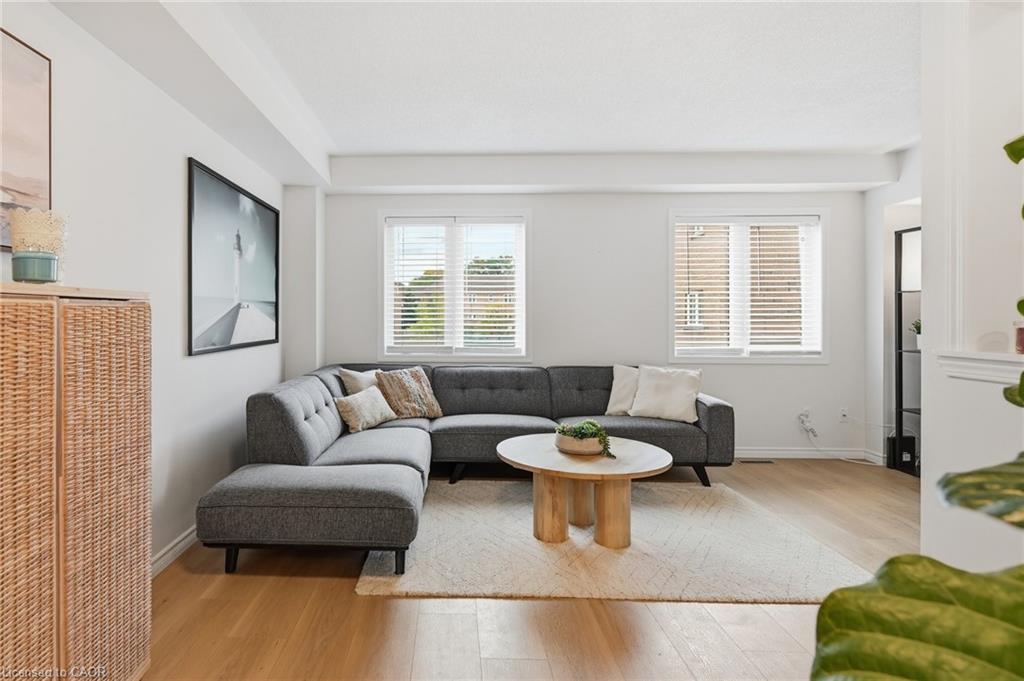 45-470 Beach Boulevard, Hamilton, ON - Indoor Photo Showing Living Room