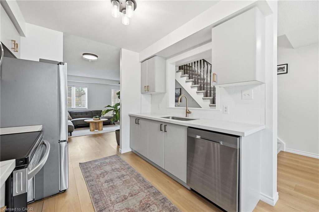 45-470 Beach Boulevard, Hamilton, ON - Indoor Photo Showing Kitchen