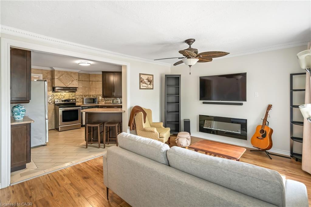 7 Elmwood Avenue, St. Catharines, ON - Indoor Photo Showing Living Room With Fireplace