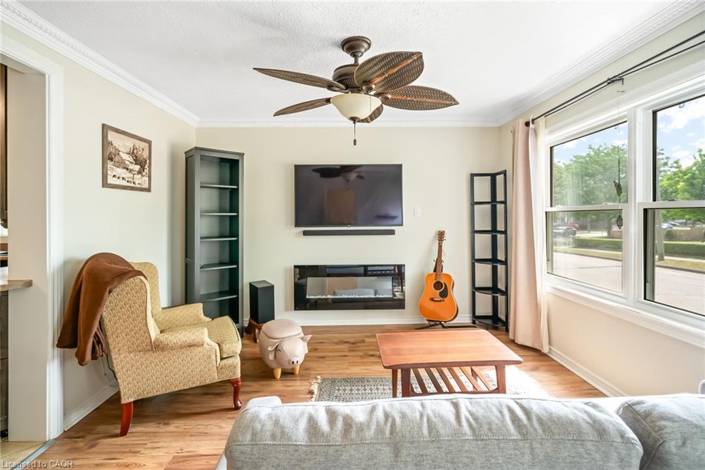 7 Elmwood Avenue, St. Catharines, ON - Indoor Photo Showing Living Room With Fireplace