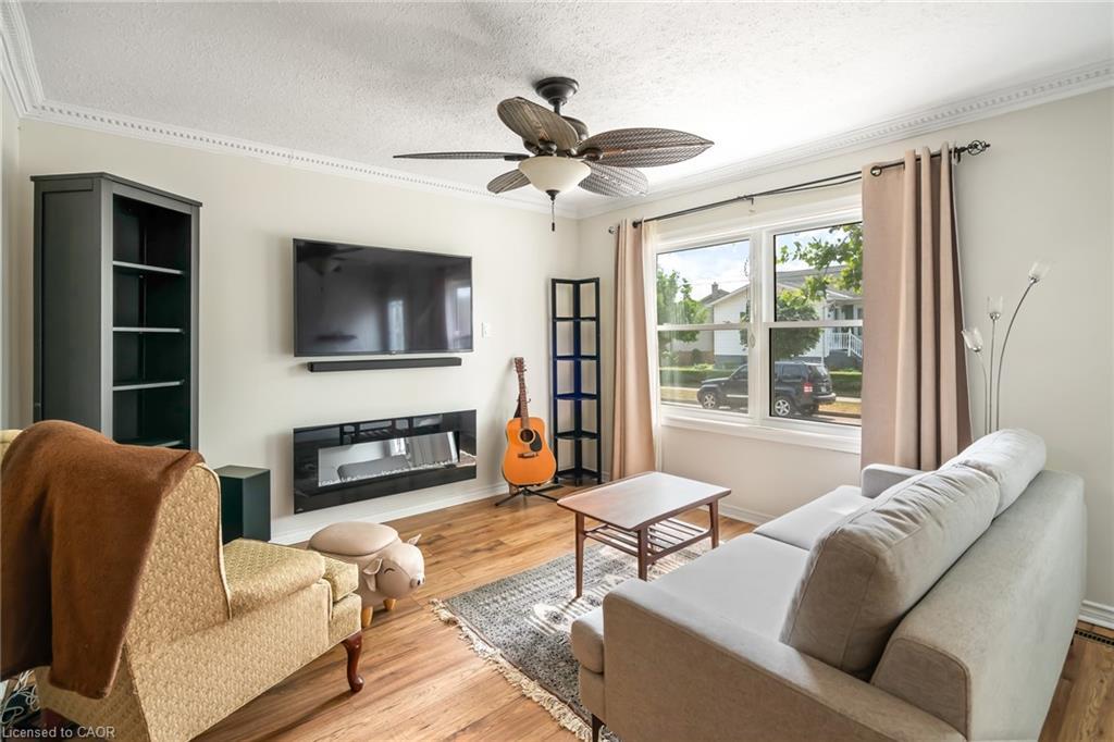 7 Elmwood Avenue, St. Catharines, ON - Indoor Photo Showing Living Room With Fireplace
