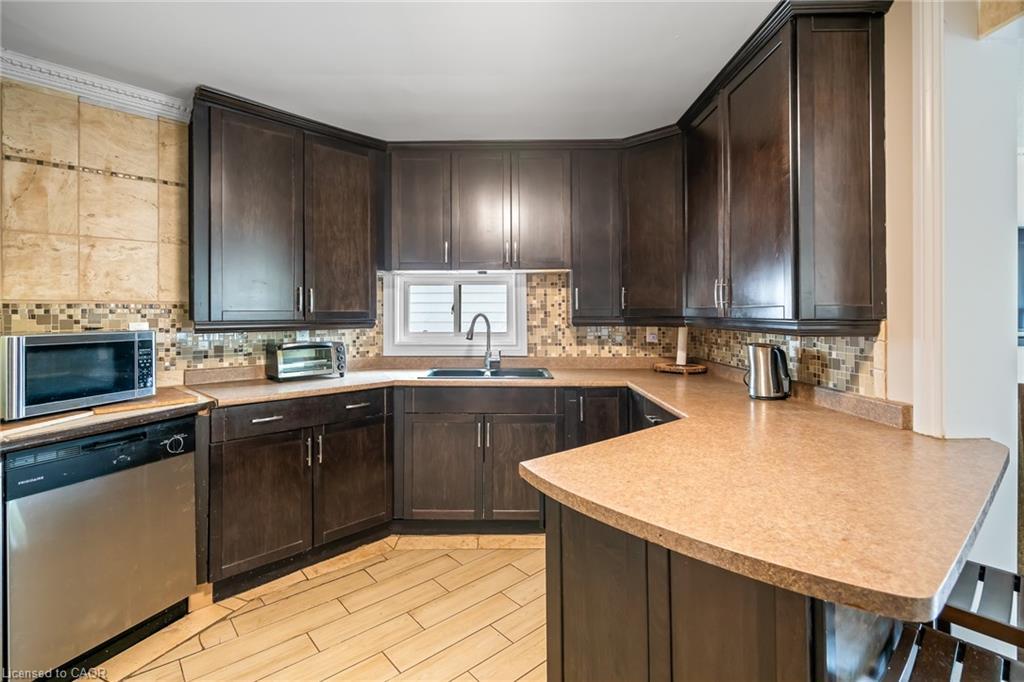 7 Elmwood Avenue, St. Catharines, ON - Indoor Photo Showing Kitchen With Double Sink