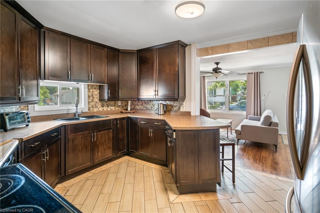 7 Elmwood Avenue, St. Catharines, ON - Indoor Photo Showing Kitchen