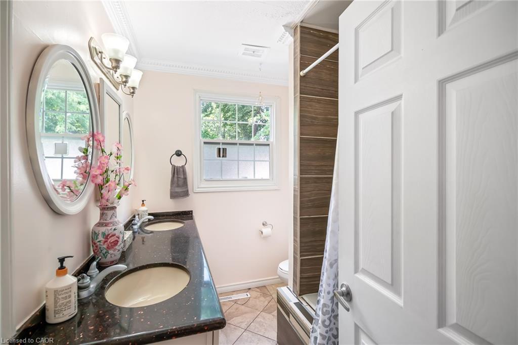 7 Elmwood Avenue, St. Catharines, ON - Indoor Photo Showing Bathroom