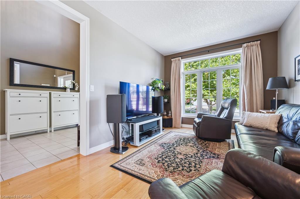 867 Creekside Drive, Waterloo, ON - Indoor Photo Showing Living Room
