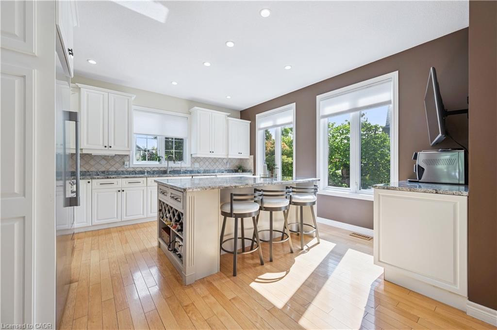 867 Creekside Drive, Waterloo, ON - Indoor Photo Showing Kitchen With Upgraded Kitchen