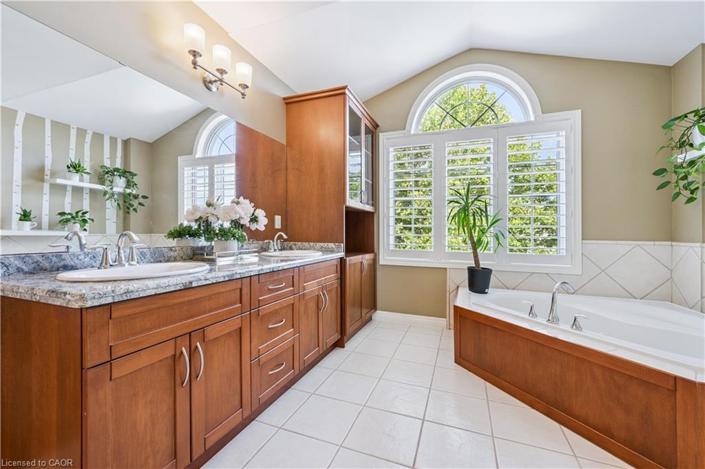 867 Creekside Drive, Waterloo, ON - Indoor Photo Showing Bathroom