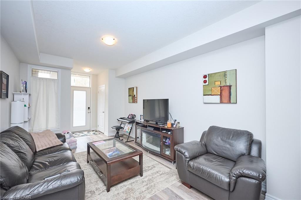 7-5016 Serena Drive, Beamsville, ON - Indoor Photo Showing Living Room