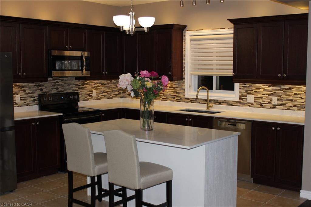 561 Thomas Slee Drive, Kitchener, ON - Indoor Photo Showing Kitchen