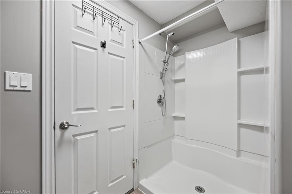 561 Thomas Slee Drive, Kitchener, ON - Indoor Photo Showing Bathroom