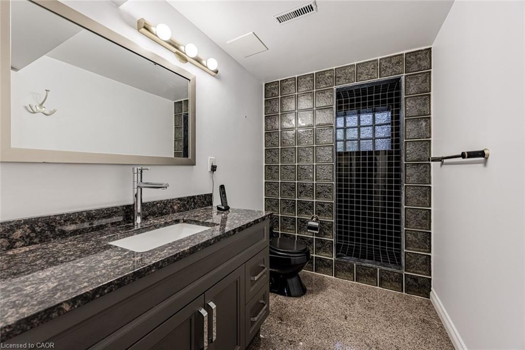 3465 Rubens Court, Burlington, ON - Indoor Photo Showing Bathroom