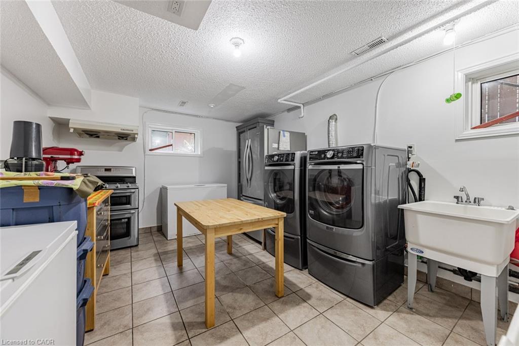3465 Rubens Court, Burlington, ON - Indoor Photo Showing Laundry Room