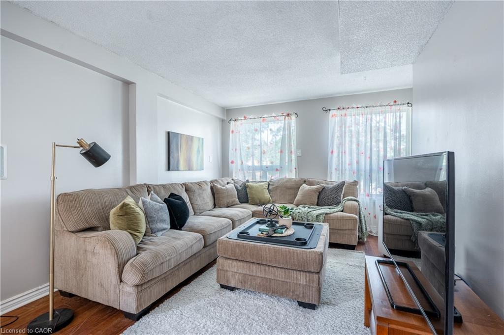 101-4872 Valley Way, Niagara Falls, ON - Indoor Photo Showing Living Room