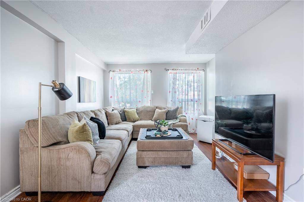 101-4872 Valley Way, Niagara Falls, ON - Indoor Photo Showing Living Room