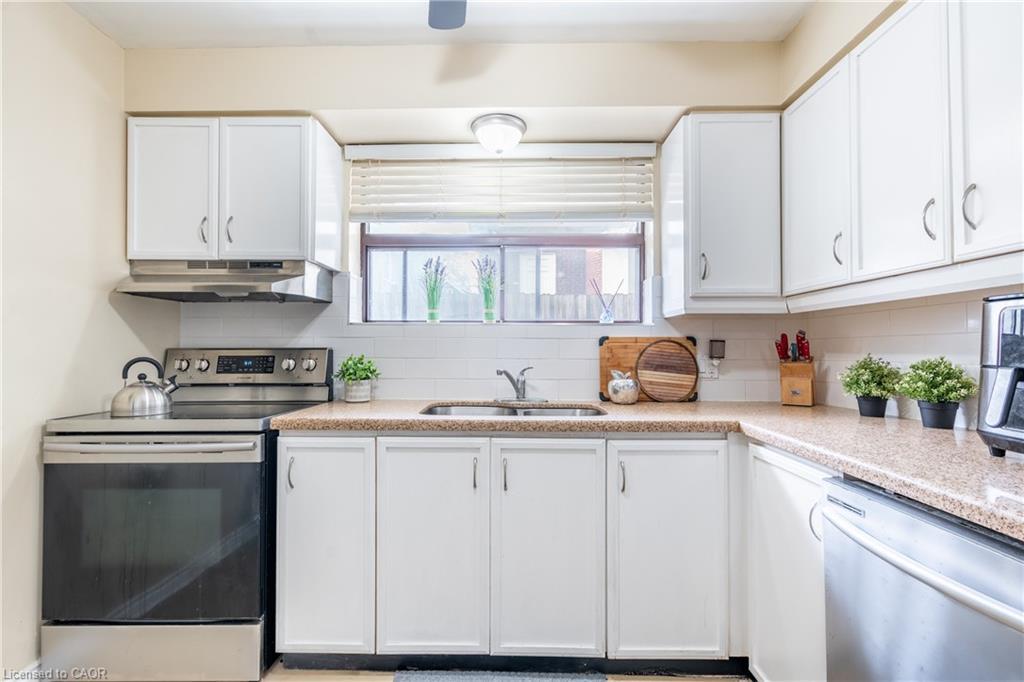 101-4872 Valley Way, Niagara Falls, ON - Indoor Photo Showing Kitchen With Double Sink