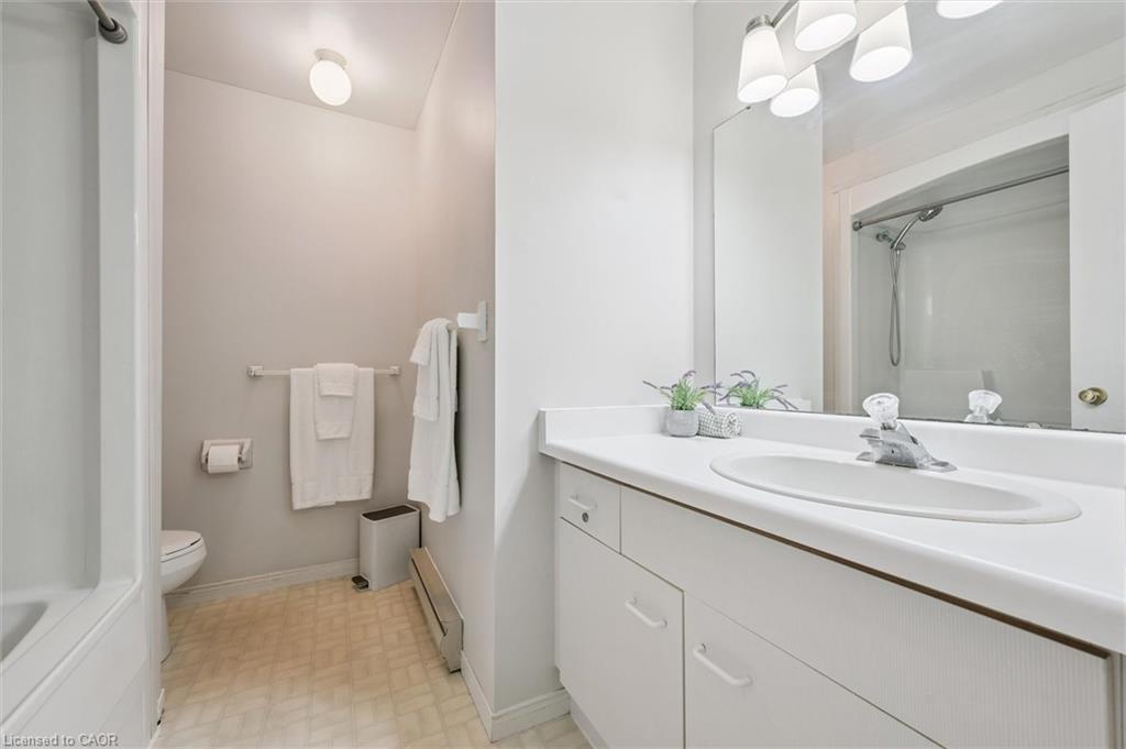 41-219 Kingswood Drive, Kitchener, ON - Indoor Photo Showing Bathroom