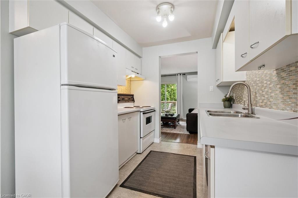 41-219 Kingswood Drive, Kitchener, ON - Indoor Photo Showing Kitchen With Double Sink