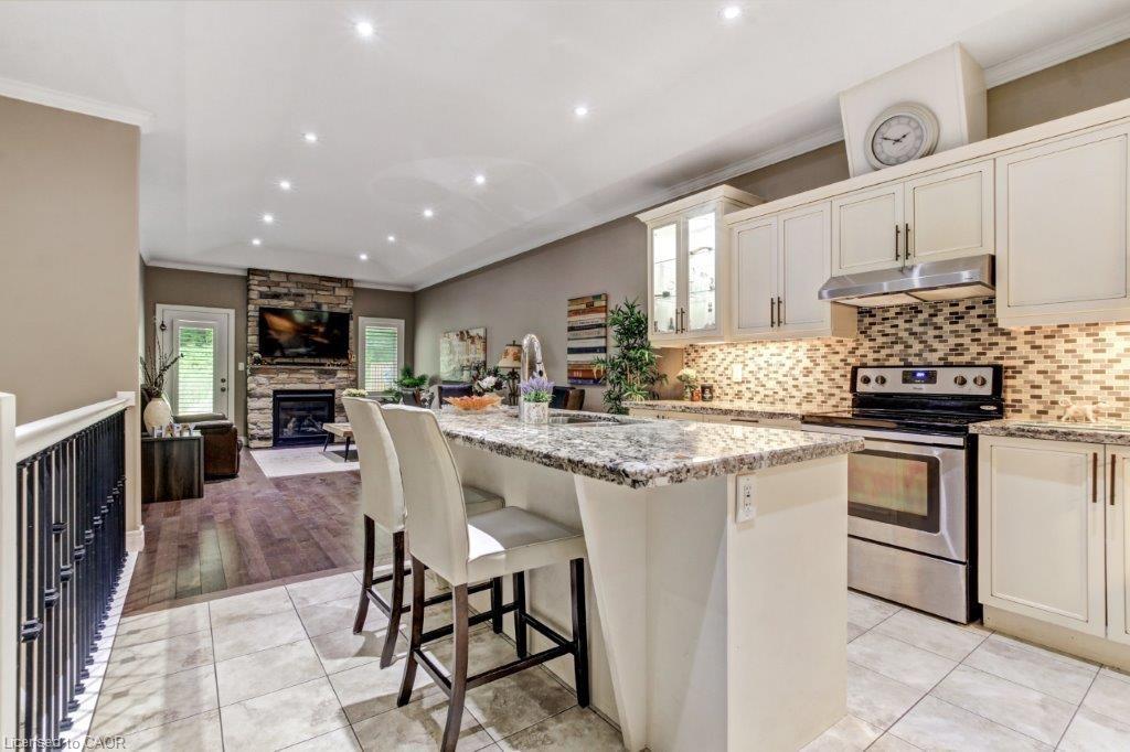 6-194 Donly Drive S, Simcoe, ON - Indoor Photo Showing Kitchen With Upgraded Kitchen