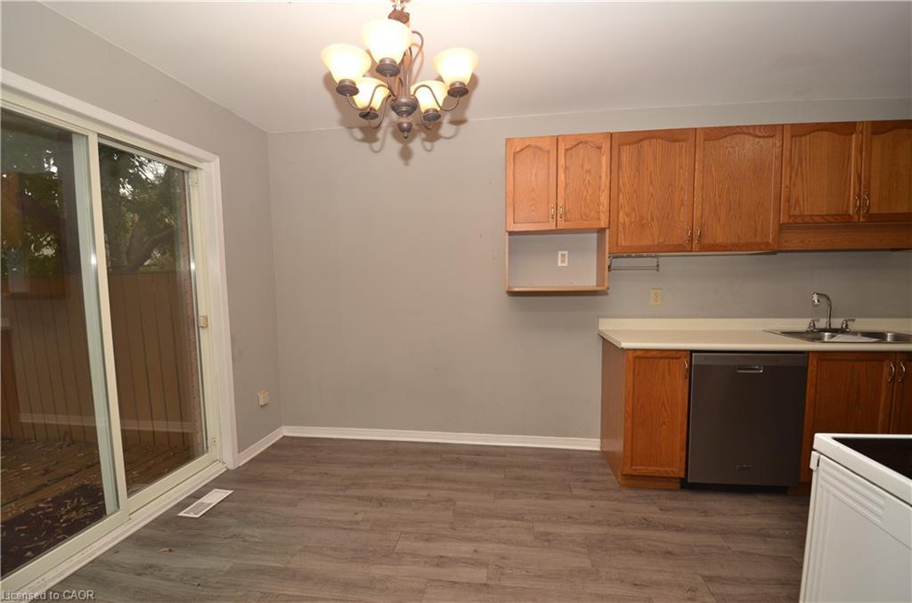 25 Devine Crescent, Thorold, ON - Indoor Photo Showing Kitchen