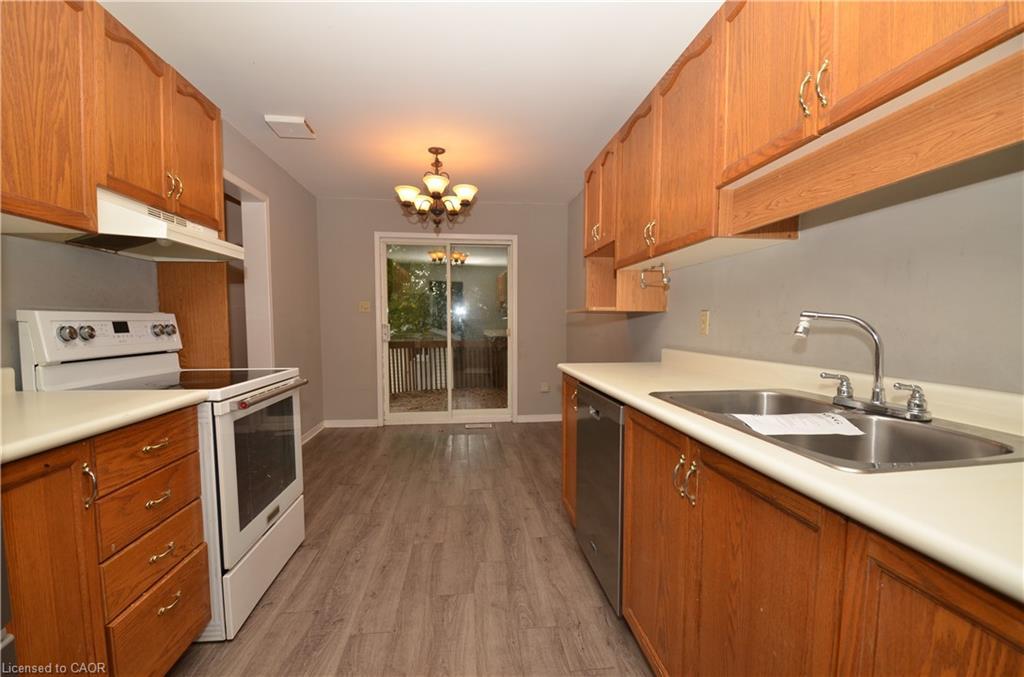 25 Devine Crescent, Thorold, ON - Indoor Photo Showing Kitchen With Double Sink
