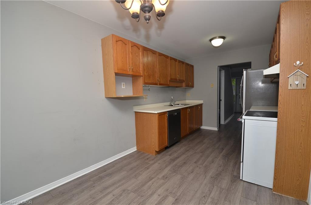 25 Devine Crescent, Thorold, ON - Indoor Photo Showing Kitchen