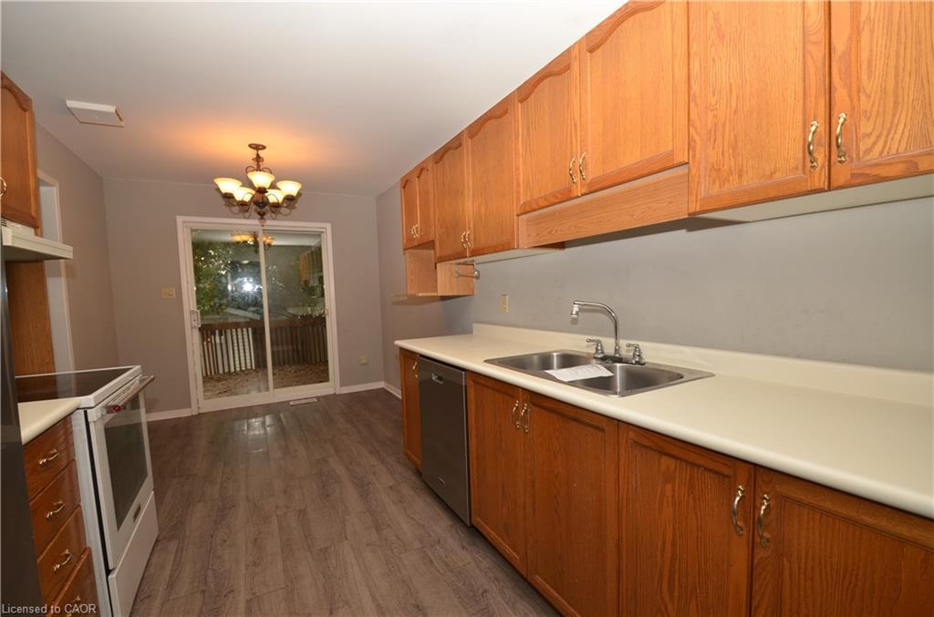 25 Devine Crescent, Thorold, ON - Indoor Photo Showing Kitchen With Double Sink