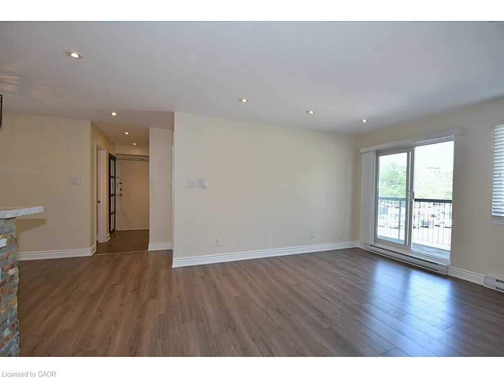 821-1450 Glen Abbey Gate, Oakville, ON - Indoor Photo Showing Other Room