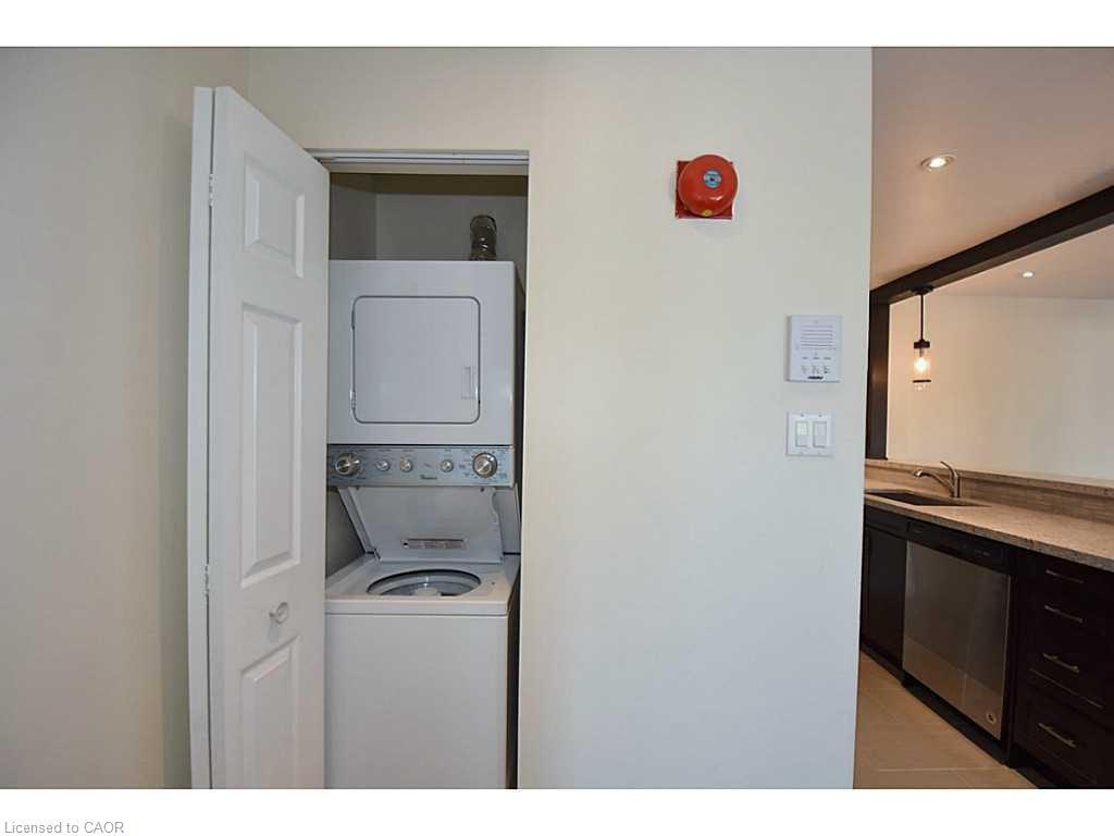 821-1450 Glen Abbey Gate, Oakville, ON - Indoor Photo Showing Laundry Room