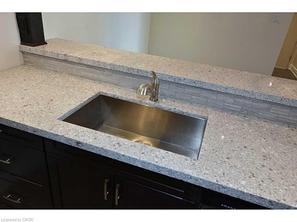 821-1450 Glen Abbey Gate, Oakville, ON - Indoor Photo Showing Kitchen