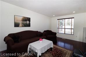 545 Chesapeake Crescent, Waterloo, ON - Indoor Photo Showing Living Room
