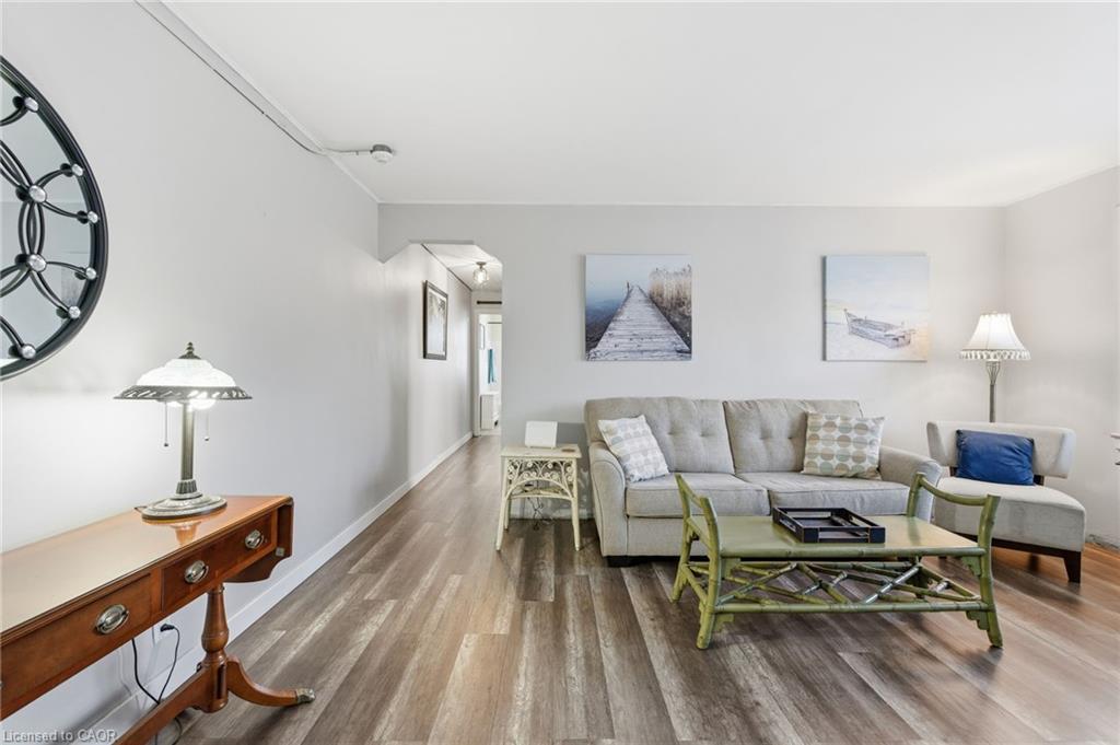 9-1755 King Street E, Hamilton, ON - Indoor Photo Showing Living Room