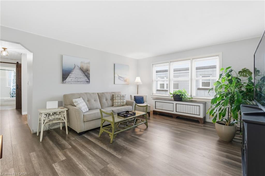 9-1755 King Street E, Hamilton, ON - Indoor Photo Showing Living Room