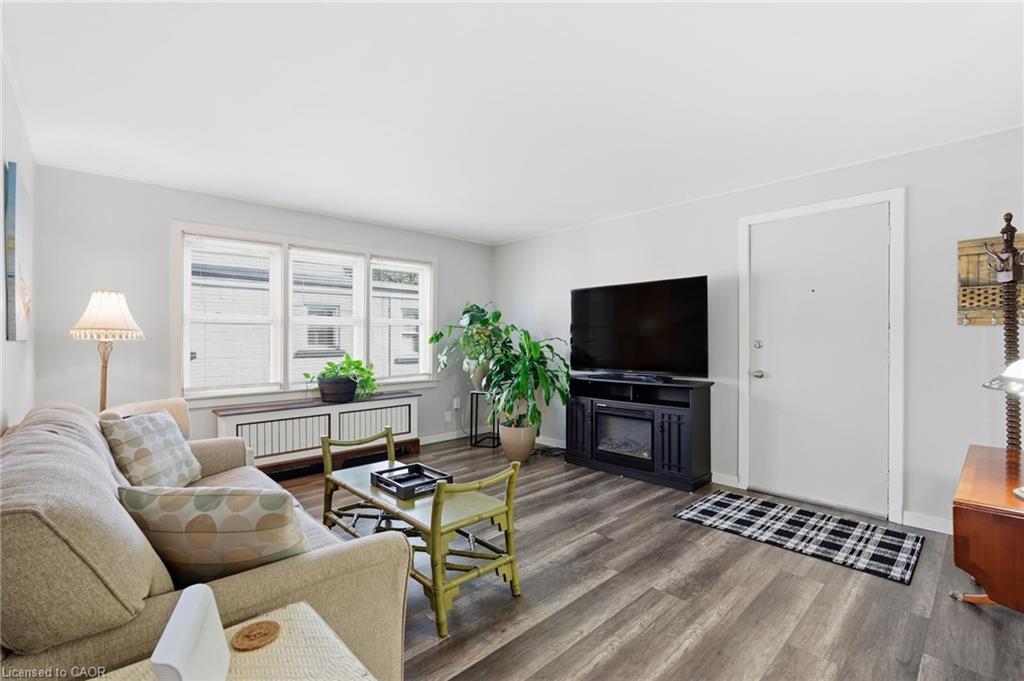 9-1755 King Street E, Hamilton, ON - Indoor Photo Showing Living Room