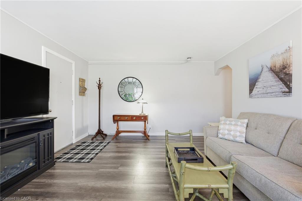 9-1755 King Street E, Hamilton, ON - Indoor Photo Showing Living Room