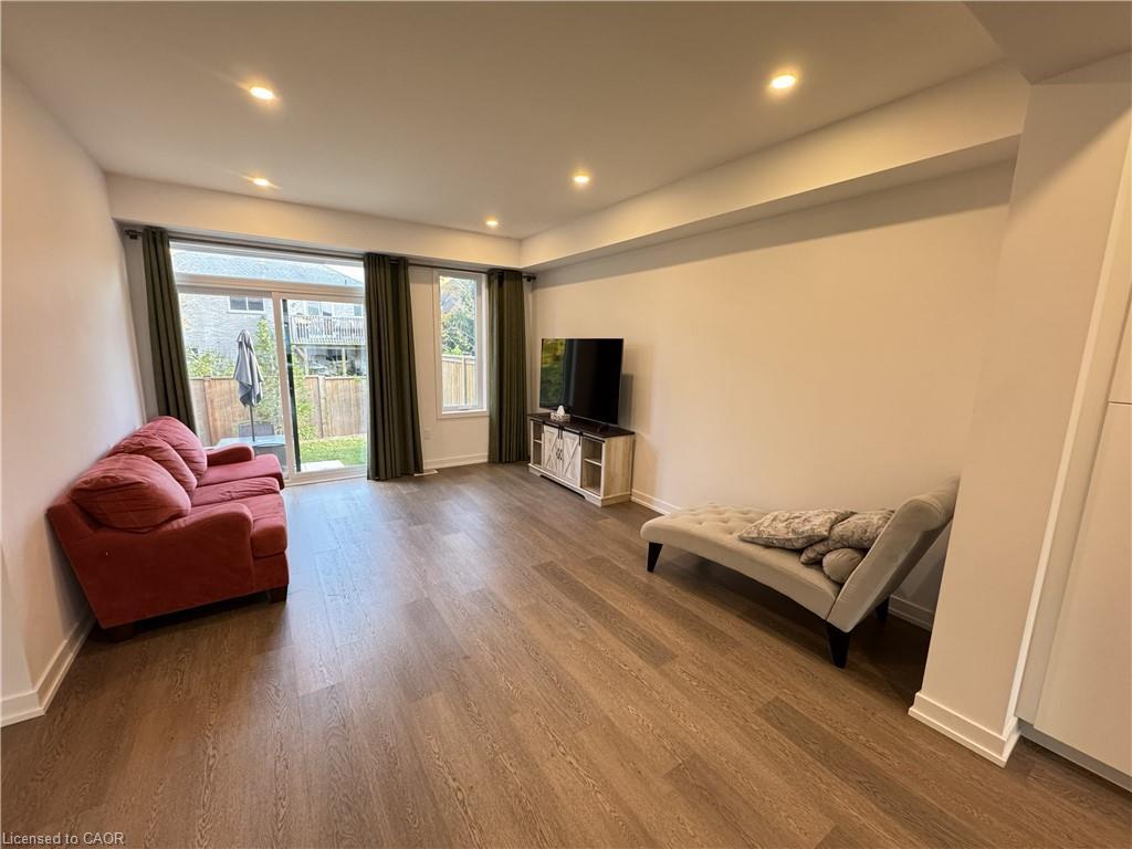 22-350 River Road, Cambridge, ON - Indoor Photo Showing Living Room