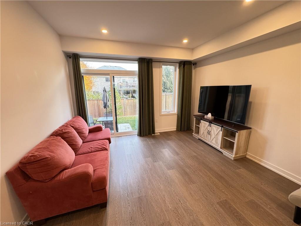 22-350 River Road, Cambridge, ON - Indoor Photo Showing Living Room