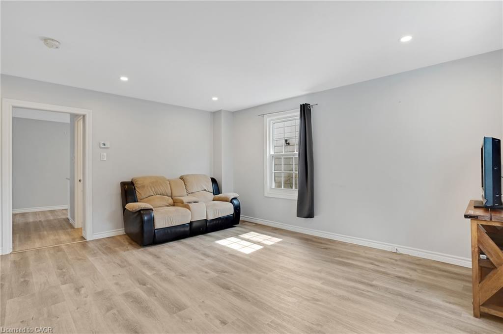 50 Sixth Avenue, Brantford, ON - Indoor Photo Showing Living Room