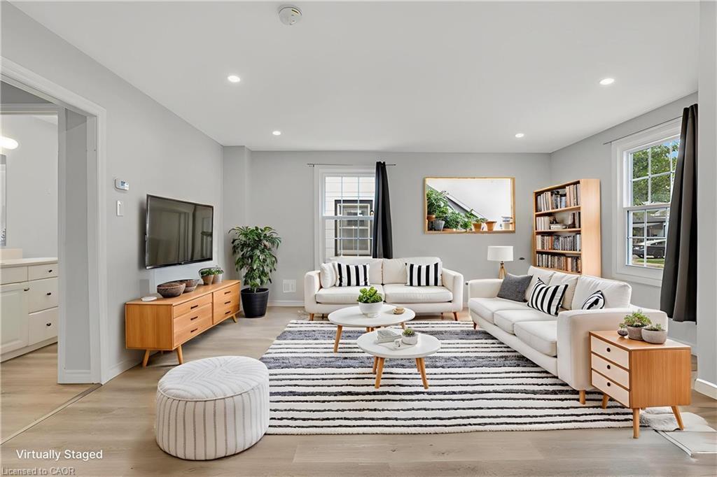 50 Sixth Avenue, Brantford, ON - Indoor Photo Showing Living Room