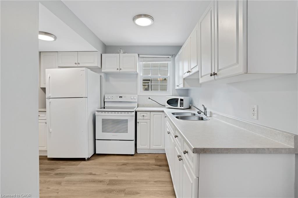 50 Sixth Avenue, Brantford, ON - Indoor Photo Showing Kitchen With Double Sink