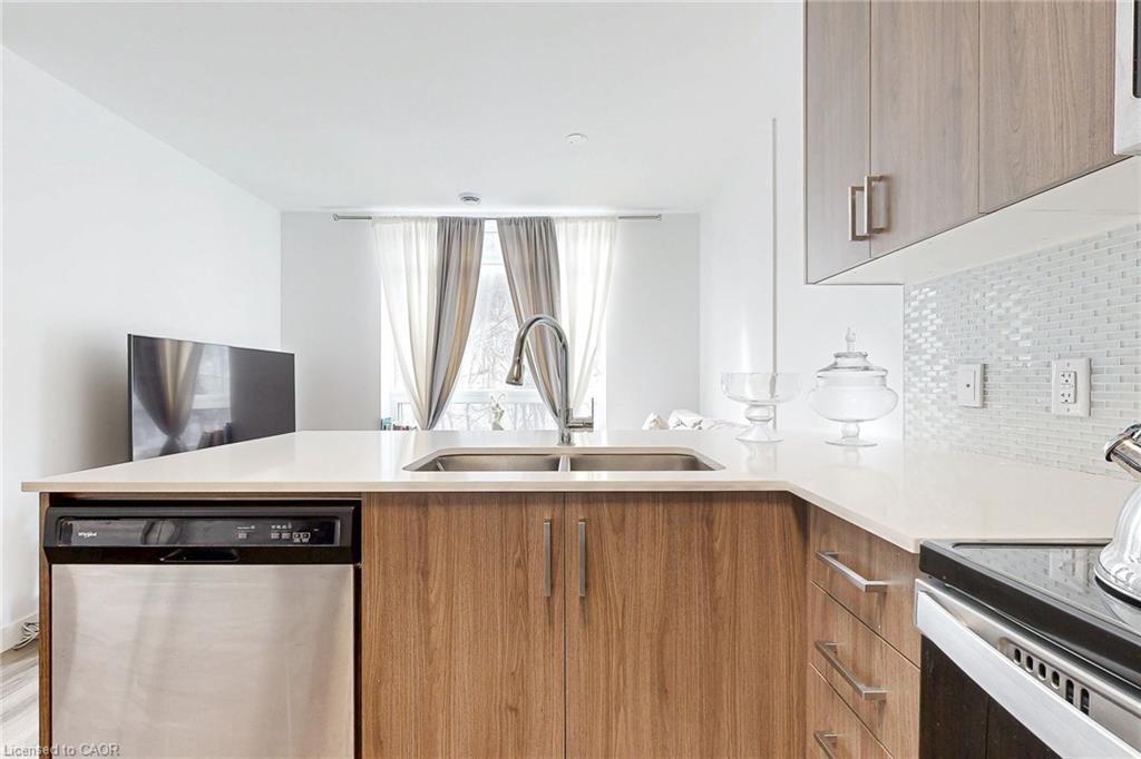 502-479 Charlton Avenue E, Hamilton, ON - Indoor Photo Showing Kitchen With Double Sink